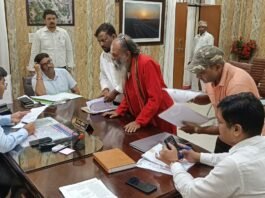फरियादियों के सामने ही अफसरों को लगाया फोन, बोले- शिकायत का सिर्फ कागजी निस्तारण नहीं डीएम दीपक मीणा ने सुनीं जनसमस्याएं, स्थलीय जांच वाले मामलों में मौके पर जाकर कार्रवाई के निर्देश