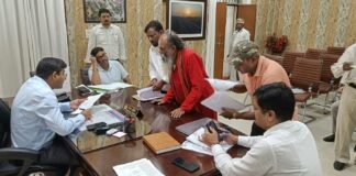 फरियादियों के सामने ही अफसरों को लगाया फोन, बोले- शिकायत का सिर्फ कागजी निस्तारण नहीं डीएम दीपक मीणा ने सुनीं जनसमस्याएं, स्थलीय जांच वाले मामलों में मौके पर जाकर कार्रवाई के निर्देश