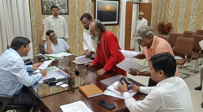 फरियादियों के सामने ही अफसरों को लगाया फोन, बोले- शिकायत का सिर्फ कागजी निस्तारण नहीं डीएम दीपक मीणा ने सुनीं जनसमस्याएं, स्थलीय जांच वाले मामलों में मौके पर जाकर कार्रवाई के निर्देश