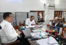 शिक्षक निर्वाचन : पहले दिन 13 दावेदारों ने लिए 31 सेट नामांकन पत्र मंडलायुक्त न्यायालय में शुरू हुई नामांकन प्रक्रिया, गेट से नामांकन कक्ष तक कड़ी रही सुरक्षा