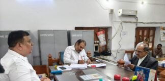 शिक्षक निर्वाचन : पहले दिन 13 दावेदारों ने लिए 31 सेट नामांकन पत्र मंडलायुक्त न्यायालय में शुरू हुई नामांकन प्रक्रिया, गेट से नामांकन कक्ष तक कड़ी रही सुरक्षा