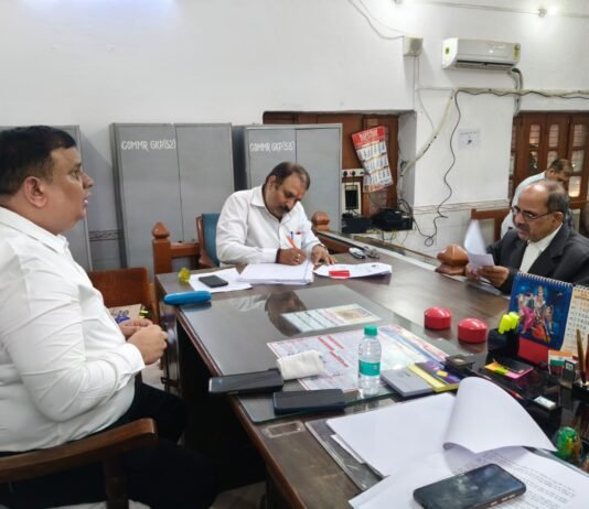 शिक्षक निर्वाचन : पहले दिन 13 दावेदारों ने लिए 31 सेट नामांकन पत्र मंडलायुक्त न्यायालय में शुरू हुई नामांकन प्रक्रिया, गेट से नामांकन कक्ष तक कड़ी रही सुरक्षा