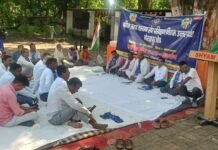 10 सूत्रीय मांगों को लेकर रोडवेज कर्मचारियों ने दिया धरना क्षेत्रीय प्रबंधक कार्यालय पर जुटे विभिन्न डिपो के कर्मचारी, एमडी को संबोधित ज्ञापन सौंपा