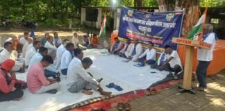 10 सूत्रीय मांगों को लेकर रोडवेज कर्मचारियों ने दिया धरना क्षेत्रीय प्रबंधक कार्यालय पर जुटे विभिन्न डिपो के कर्मचारी, एमडी को संबोधित ज्ञापन सौंपा