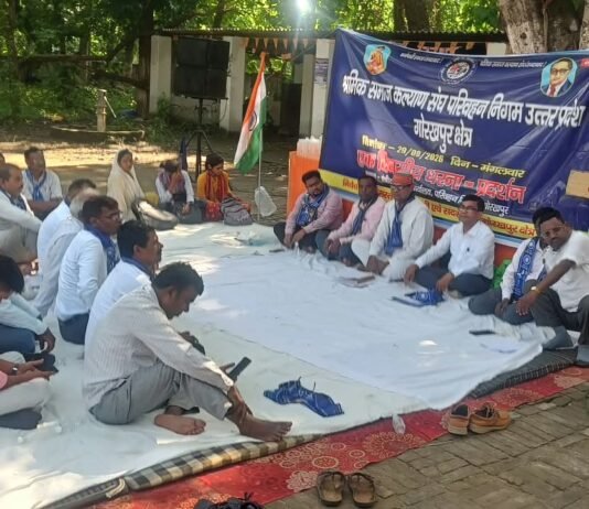 10 सूत्रीय मांगों को लेकर रोडवेज कर्मचारियों ने दिया धरना क्षेत्रीय प्रबंधक कार्यालय पर जुटे विभिन्न डिपो के कर्मचारी, एमडी को संबोधित ज्ञापन सौंपा