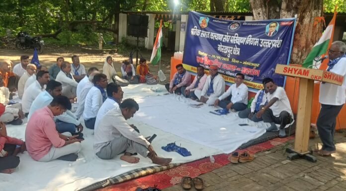 10 सूत्रीय मांगों को लेकर रोडवेज कर्मचारियों ने दिया धरना क्षेत्रीय प्रबंधक कार्यालय पर जुटे विभिन्न डिपो के कर्मचारी, एमडी को संबोधित ज्ञापन सौंपा