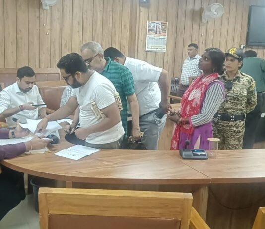 टैक्स से लेकर जलनिकासी तक की शिकायतें लेकर पहुंचे लोग ‘संभव’ जनसुनवाई में नगर आयुक्त अजय जैन ने सुनीं फरियादें, मौके पर संभव मामलों का कराया निस्तारण