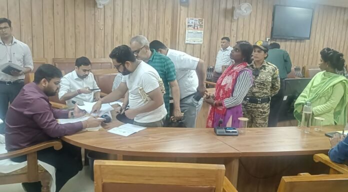 टैक्स से लेकर जलनिकासी तक की शिकायतें लेकर पहुंचे लोग ‘संभव’ जनसुनवाई में नगर आयुक्त अजय जैन ने सुनीं फरियादें, मौके पर संभव मामलों का कराया निस्तारण