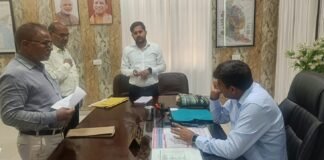 पर्यटन भवन में फरियादियों से मिले डीएम, अफसरों को मौके से लगाया फोन शिकायतों का समयबद्ध निस्तारण करने के निर्देश, कार्रवाई की जानकारी फरियादी को भी देने को कहा