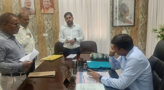 पर्यटन भवन में फरियादियों से मिले डीएम, अफसरों को मौके से लगाया फोन शिकायतों का समयबद्ध निस्तारण करने के निर्देश, कार्रवाई की जानकारी फरियादी को भी देने को कहा