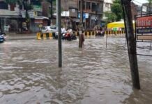 आफत की बारिश से खलीलाबाद बेहाल, सड़कें बनीं तालाब आजाद चौक से गोला बाजार और बैंक चौराहे तक जलभराव, आवागमन प्रभावित; पानी निकालने में जुटी पालिका की टीम