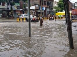 आफत की बारिश से खलीलाबाद बेहाल, सड़कें बनीं तालाब आजाद चौक से गोला बाजार और बैंक चौराहे तक जलभराव, आवागमन प्रभावित; पानी निकालने में जुटी पालिका की टीम