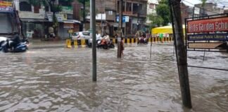 आफत की बारिश से खलीलाबाद बेहाल, सड़कें बनीं तालाब आजाद चौक से गोला बाजार और बैंक चौराहे तक जलभराव, आवागमन प्रभावित; पानी निकालने में जुटी पालिका की टीम