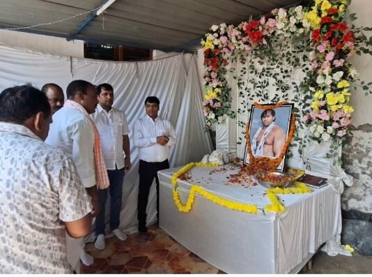 दिवंगत पहलवान ब्रह्मानंद के परिवार को एक लाख की आर्थिक मदद गोसाईपुर पहुंचे डॉ. उदय प्रताप व राकेश चतुर्वेदी, परिजनों को बंधाया ढांढस; हर संभव सहयोग का दिया भरोसा