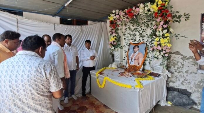 दिवंगत पहलवान ब्रह्मानंद के परिवार को एक लाख की आर्थिक मदद गोसाईपुर पहुंचे डॉ. उदय प्रताप व राकेश चतुर्वेदी, परिजनों को बंधाया ढांढस; हर संभव सहयोग का दिया भरोसा