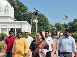 मगहर पहुंच डीएम ने कबीर की समाधि पर की पूजा-अर्चना मजार पर चढ़ाई चादर, आध्यात्मिक-सांस्कृतिक विकास के साथ सांप्रदायिक सौहार्द का दिया संदेश