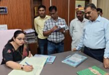 सीएमओ कार्यालय में कई चिकित्सक-कर्मचारी मिले अनुपस्थित, डीएम ने मांगा जवाब डीएम अनुज मलिक ने किया औचक निरीक्षण, गंदगी और अभिलेखों के अव्यवस्थित रखरखाव पर जताई नाराजगी