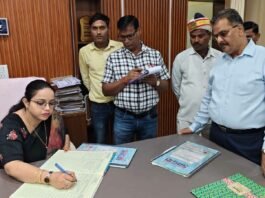 सीएमओ कार्यालय में कई चिकित्सक-कर्मचारी मिले अनुपस्थित, डीएम ने मांगा जवाब डीएम अनुज मलिक ने किया औचक निरीक्षण, गंदगी और अभिलेखों के अव्यवस्थित रखरखाव पर जताई नाराजगी