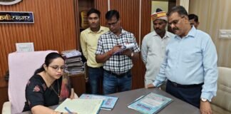 सीएमओ कार्यालय में कई चिकित्सक-कर्मचारी मिले अनुपस्थित, डीएम ने मांगा जवाब डीएम अनुज मलिक ने किया औचक निरीक्षण, गंदगी और अभिलेखों के अव्यवस्थित रखरखाव पर जताई नाराजगी