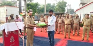 गांधी-शास्त्री जयंती पर पुलिस लाइन में एकता-अखंडता की शपथ उत्कृष्ट सेवा के लिए दो मुख्य आरक्षियों को मिला गृह मंत्रालय का पदक, नौ अनुचर भी सम्मानित