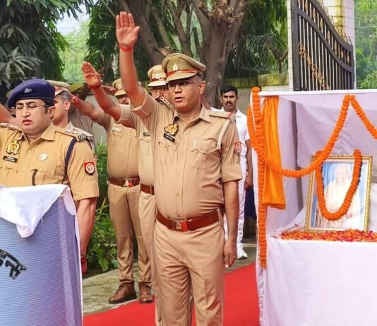पुलिस लाइन में गांधी-शास्त्री जयंती पर एकता और सद्भाव का संदेश एसपी संदीप कुमार मीना ने दिलाई सत्य-अहिंसा की शपथ, जाति-भेदभाव और कुरीतियों को त्यागने का किया आह्वान
