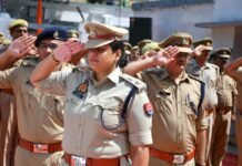 पुलिस लाइन में गांधी-शास्त्री जयंती पर श्रद्धांजलि एसएसपी अंकिता शर्मा ने महापुरुषों के आदर्शों को जीवन में अपनाने का किया आह्वान, नौ पुलिसकर्मियों को सेवा पदक से किया सम्मानित