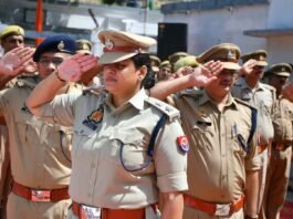 पुलिस लाइन में गांधी-शास्त्री जयंती पर श्रद्धांजलि एसएसपी अंकिता शर्मा ने महापुरुषों के आदर्शों को जीवन में अपनाने का किया आह्वान, नौ पुलिसकर्मियों को सेवा पदक से किया सम्मानित