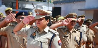 पुलिस लाइन में गांधी-शास्त्री जयंती पर श्रद्धांजलि एसएसपी अंकिता शर्मा ने महापुरुषों के आदर्शों को जीवन में अपनाने का किया आह्वान, नौ पुलिसकर्मियों को सेवा पदक से किया सम्मानित