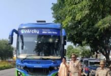महिला सुरक्षा और सड़क सुरक्षा को लेकर चला संयुक्त अभियान एआरटीओ प्रियंबदा सिंह व यातायात पुलिस की टीम ने की सघन चेकिंग, नियम तोड़ने वालों पर कार्रवाई