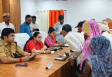 फरियादियों की सुनी पुकार, लापरवाही पर होगी कार्रवाई संपूर्ण समाधान दिवस में डीएम-एसपी ने सुनीं समस्याएं, मौके पर पहुंचकर शिकायतों के निस्तारण के दिए निर्देश