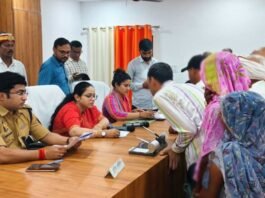 फरियादियों की सुनी पुकार, लापरवाही पर होगी कार्रवाई संपूर्ण समाधान दिवस में डीएम-एसपी ने सुनीं समस्याएं, मौके पर पहुंचकर शिकायतों के निस्तारण के दिए निर्देश