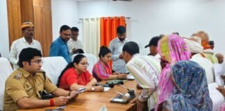 फरियादियों की सुनी पुकार, लापरवाही पर होगी कार्रवाई संपूर्ण समाधान दिवस में डीएम-एसपी ने सुनीं समस्याएं, मौके पर पहुंचकर शिकायतों के निस्तारण के दिए निर्देश