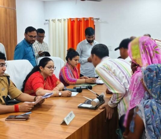 फरियादियों की सुनी पुकार, लापरवाही पर होगी कार्रवाई संपूर्ण समाधान दिवस में डीएम-एसपी ने सुनीं समस्याएं, मौके पर पहुंचकर शिकायतों के निस्तारण के दिए निर्देश