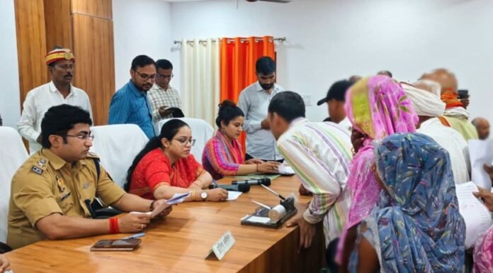 फरियादियों की सुनी पुकार, लापरवाही पर होगी कार्रवाई संपूर्ण समाधान दिवस में डीएम-एसपी ने सुनीं समस्याएं, मौके पर पहुंचकर शिकायतों के निस्तारण के दिए निर्देश