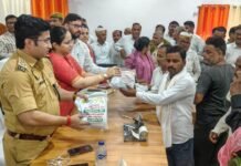 किसानों को दलहन-तिलहन के निशुल्क बीज मिनीकिट वितरित डीएम और एसपी ने किसानों को बांटे बीज, कृषि योजनाओं का लाभ लेने की दी जानकारी