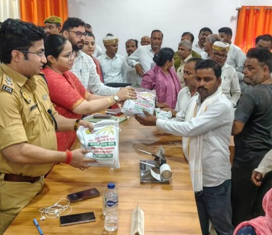 किसानों को दलहन-तिलहन के निशुल्क बीज मिनीकिट वितरित डीएम और एसपी ने किसानों को बांटे बीज, कृषि योजनाओं का लाभ लेने की दी जानकारी
