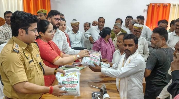 किसानों को दलहन-तिलहन के निशुल्क बीज मिनीकिट वितरित डीएम और एसपी ने किसानों को बांटे बीज, कृषि योजनाओं का लाभ लेने की दी जानकारी