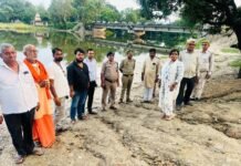 विसर्जन स्थल पर बैरिकेडिंग और सफाई समय से पूरी करने के निर्देश सीओ ने राजघाट प्रतिमा विसर्जन स्थल का किया निरीक्षण, प्रकाश और यातायात व्यवस्था का लिया जायजा
