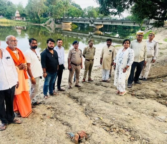 विसर्जन स्थल पर बैरिकेडिंग और सफाई समय से पूरी करने के निर्देश सीओ ने राजघाट प्रतिमा विसर्जन स्थल का किया निरीक्षण, प्रकाश और यातायात व्यवस्था का लिया जायजा