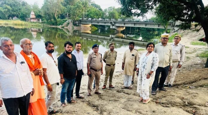 विसर्जन स्थल पर बैरिकेडिंग और सफाई समय से पूरी करने के निर्देश सीओ ने राजघाट प्रतिमा विसर्जन स्थल का किया निरीक्षण, प्रकाश और यातायात व्यवस्था का लिया जायजा
