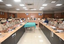 त्योहारों में शांति-सौहार्द बनाए रखने पर जोर पीस कमेटी की बैठक में मंडलायुक्त और डीआईजी ने दिए निर्देश, अफवाहों से बचने और सोशल मीडिया पर भड़काऊ पोस्ट न करने की अपील