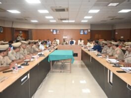 त्योहारों में शांति-सौहार्द बनाए रखने पर जोर पीस कमेटी की बैठक में मंडलायुक्त और डीआईजी ने दिए निर्देश, अफवाहों से बचने और सोशल मीडिया पर भड़काऊ पोस्ट न करने की अपील