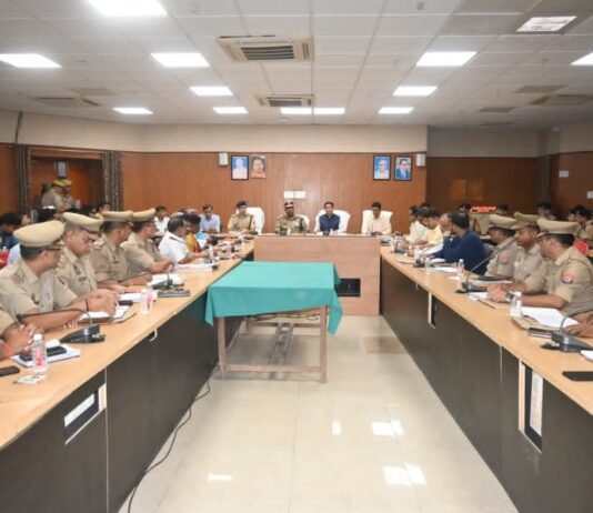 त्योहारों में शांति-सौहार्द बनाए रखने पर जोर पीस कमेटी की बैठक में मंडलायुक्त और डीआईजी ने दिए निर्देश, अफवाहों से बचने और सोशल मीडिया पर भड़काऊ पोस्ट न करने की अपील