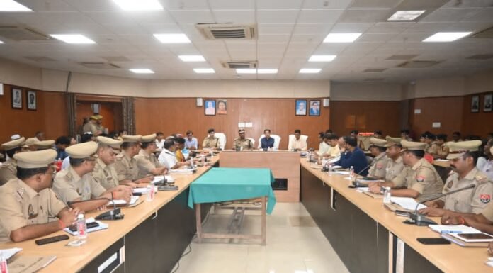 त्योहारों में शांति-सौहार्द बनाए रखने पर जोर पीस कमेटी की बैठक में मंडलायुक्त और डीआईजी ने दिए निर्देश, अफवाहों से बचने और सोशल मीडिया पर भड़काऊ पोस्ट न करने की अपील