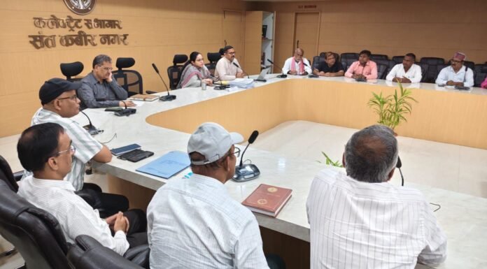 ईवीएम-वीवीपैट की एफएलसी 12 अक्टूबर से डीएम ने राजनीतिक दलों के प्रतिनिधियों के साथ की बैठक, रोज सुबह नौ से शाम सात बजे तक होगी जांच