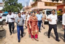 समय माता मंदिर के पोखरे का होगा सौंदर्यीकरण डीएम ने किया निर्माण कार्यों का निरीक्षण, मंदिर से पोखरे तक सीसी रोड का प्रस्ताव तैयार करने के निर्देश