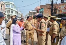 दशहरा को लेकर अलर्ट प्रशासन, डीएम-एसपी ने परखी सुरक्षा व्यवस्था अमहट घाट पर विसर्जन की तैयारियों का लिया जायजा, भीड़ प्रबंधन और सुरक्षा के पुख्ता इंतजाम के निर्देश