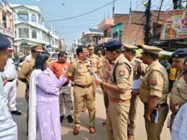 दशहरा को लेकर अलर्ट प्रशासन, डीएम-एसपी ने परखी सुरक्षा व्यवस्था अमहट घाट पर विसर्जन की तैयारियों का लिया जायजा, भीड़ प्रबंधन और सुरक्षा के पुख्ता इंतजाम के निर्देश