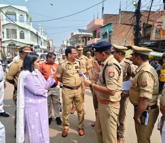 दशहरा को लेकर अलर्ट प्रशासन, डीएम-एसपी ने परखी सुरक्षा व्यवस्था अमहट घाट पर विसर्जन की तैयारियों का लिया जायजा, भीड़ प्रबंधन और सुरक्षा के पुख्ता इंतजाम के निर्देश