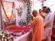 मुख्यमंत्री योगी आदित्यनाथ ने पूर्व सांसद के आवास पहुंचकर दिवंगत माताश्री को दी श्रद्धांजलि तेलियाजोत में स्व. यशोदा देवी के चित्र पर पुष्प अर्पित कर जताई शोक संवेदना, परिजनों को बंधाया ढांढस